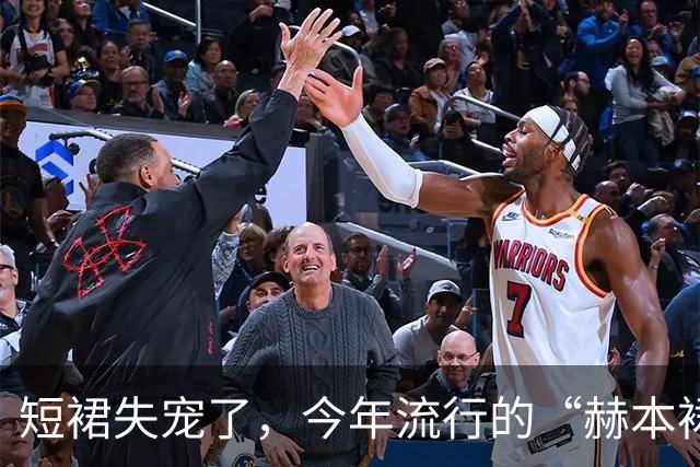 短裙失宠了，今年流行的“赫本裙”，配“秋装”，妥妥洋气又保暖